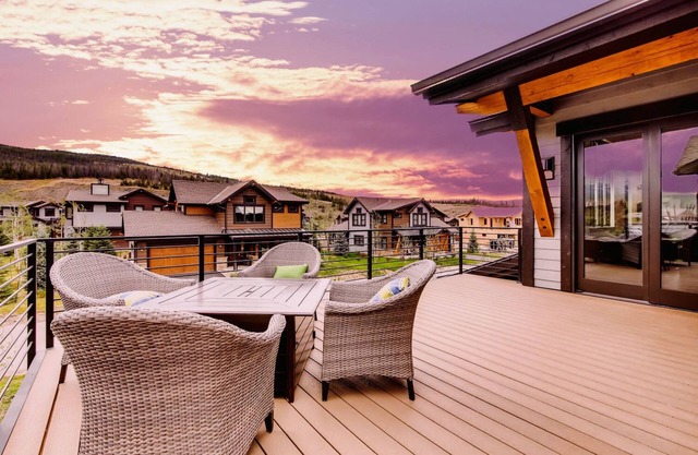 GUEST FAVORITE! Blue River Retreat- Modern Mountain Home! Pet Friendly!