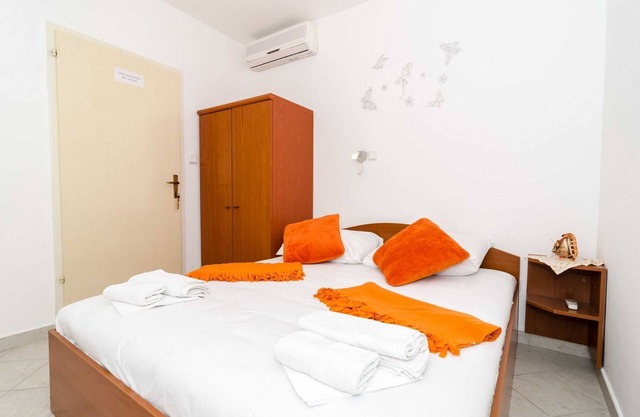 Guest House Daniela - Double Room with Private External Bathroom and Patio - SOBA 3