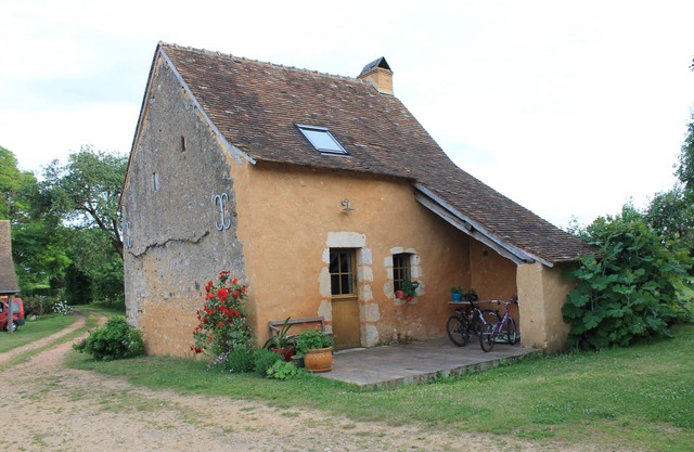 Guest house in character village of Asnières sur vègre (near Solesmes)