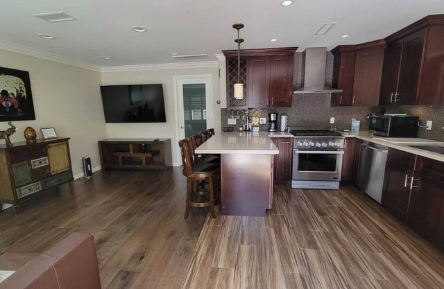 Guest House In Prime Area!