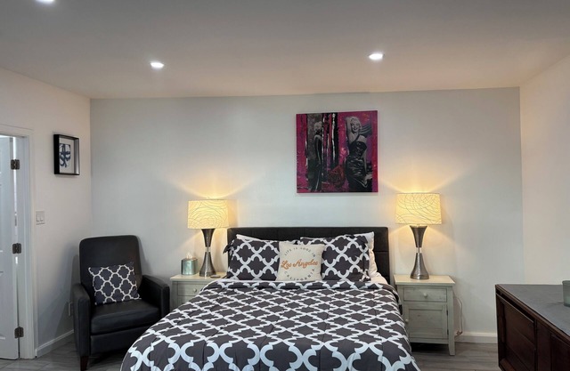 Guest House-Studio- RemodelWestside Location! In our family 50 Years as a rental