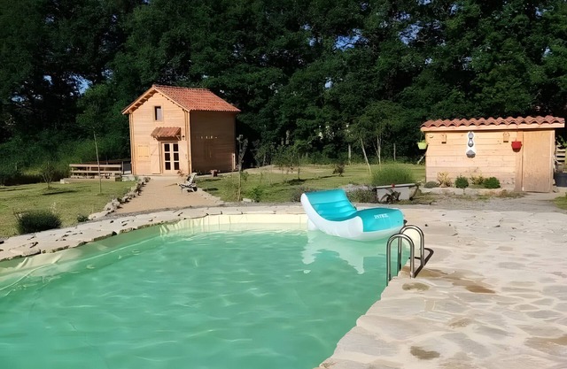 Guest Room 'Au Chant Des Oiseaux - Rouge Gorge -' in Varen, Wood-Fired Pizza and Wi-Fi