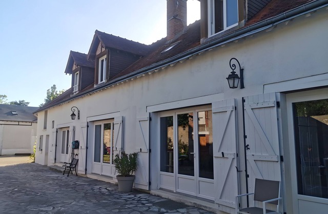 Guest Room 'Chambre Coquelicot - Le Petit Puits' with Shared Garden and Wi-Fi