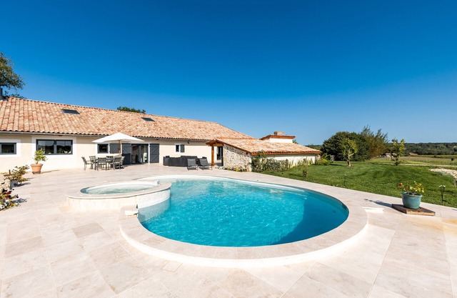 Guest Room 'Le Palmier Exotique' in Bazas with Shared Pool, Shared Terrace and Wi-Fi