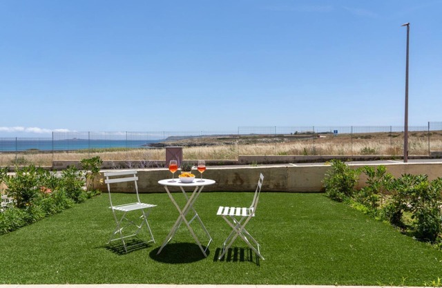 GuestHost - Bright Apartment with Seaview and Pool