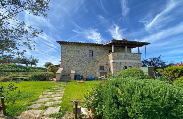 GuestHost - Il Glicine, apt with garden and pool