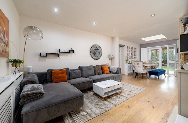 GuestReady - Family house retreat in Wembley