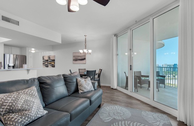 Gulf & Bay View 11th floor Destin resort 2 bed, 2 bath near white sand beaches