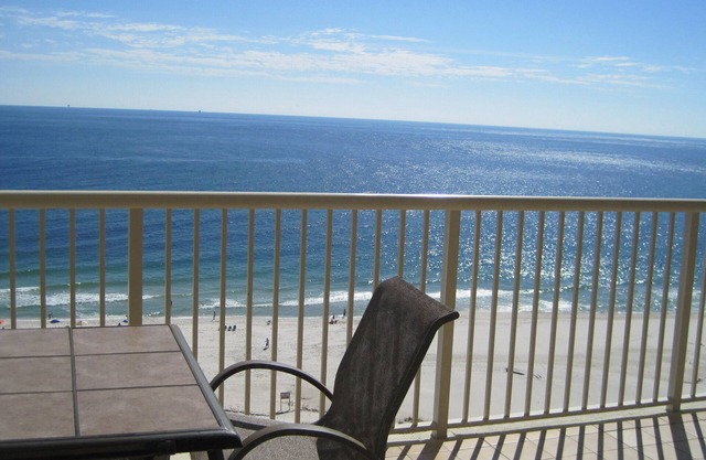 GULF FRONT LIVING ROOM & BEDROOM - 1 BR W/BUNKS -DORAL 1405