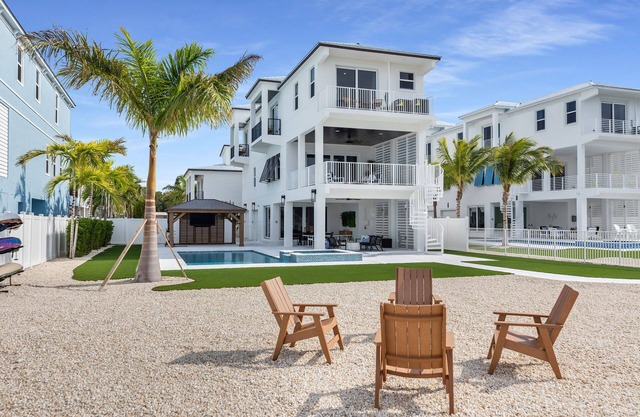 Gulf-front pool home in the heart of the Keys! Close to the beach! Guest house!