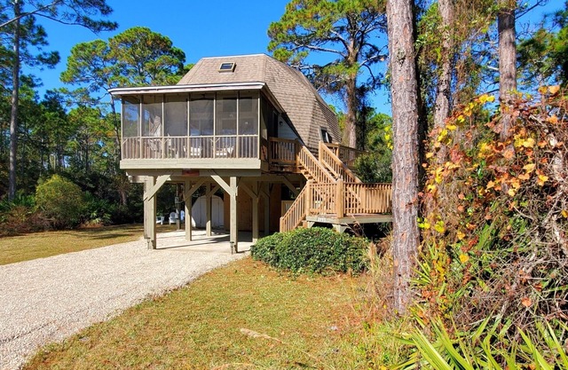 Gulf view Geodesic Dome Cottage just a 5 minute walk to uncrowded beach!