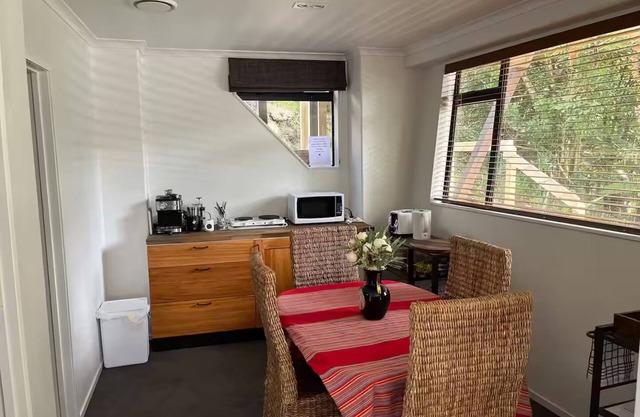 Gully Retreat - Near FMG stadium