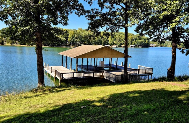 Gus`s Getaway- Dog friendly home with huge dock with electricity - pool table and old school juke box