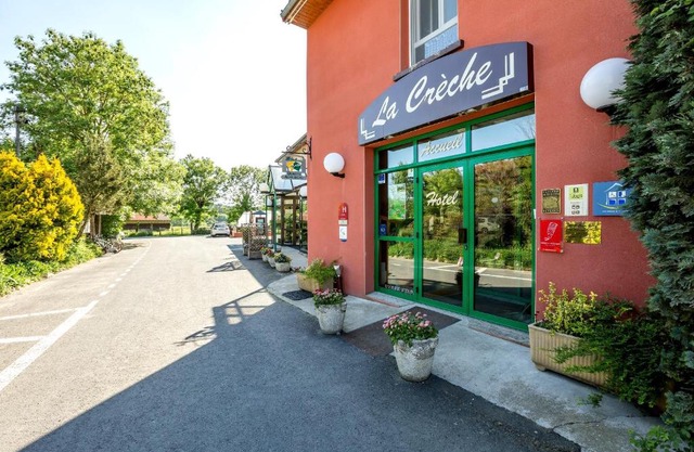 Hôtel Restaurant La Crèche et sa piscine intérieure - Logis Hôtels