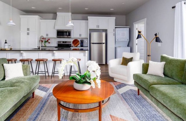 H1-H6 Spacious & Urban Modern Condo - 52 guests!