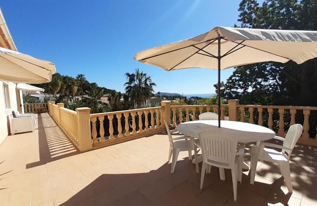 habitación con techo inclinado y vista al mar