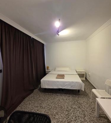 HABITACIÓN privada centro málaga cerca tren María Zambrano y playa muy buena conexión WiFi