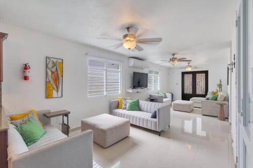 Hacienda M&B Perfect for Groups, with Pool and Spacious Patio