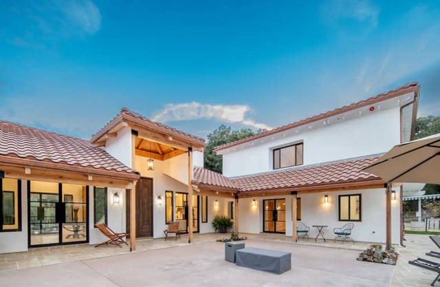 Hacienda Style Home, Swimming Pool, Hot Tub, Outdoor BBQ Area, Fire Pits
