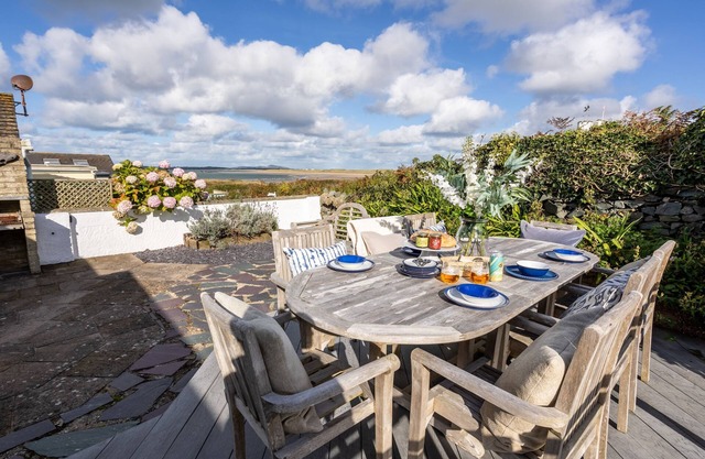 Hafan: Pet-friendly beach-front holiday cottage in Rhosneigr