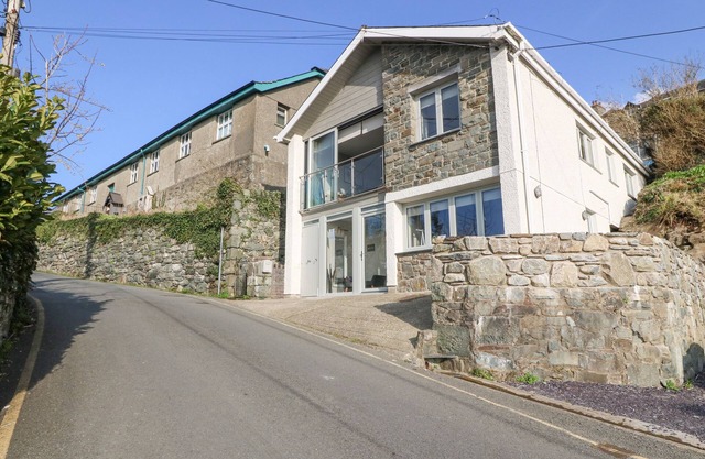 HAFOD Y BRYN, pet friendly, country holiday cottage in Harlech