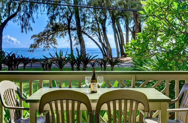 Hale Kamapua`a. Ocean Front in Hanalei. Steps to Beach, A/C, TVR4206