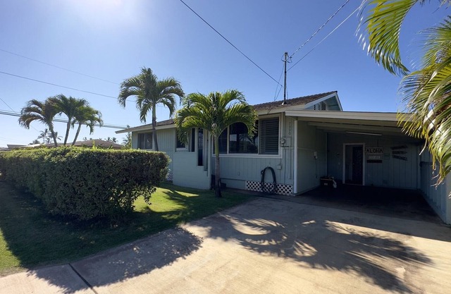 Hale Mano Kia - Classic 3 BR West Side Bungalow . Steps from the beach!