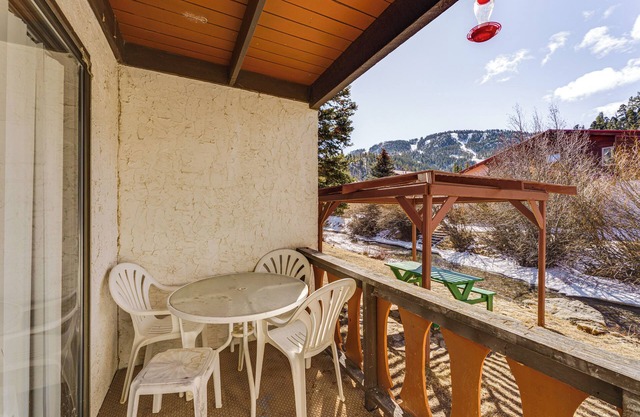< Half-Mi to Red River Ski Area: Townhome w/Patio