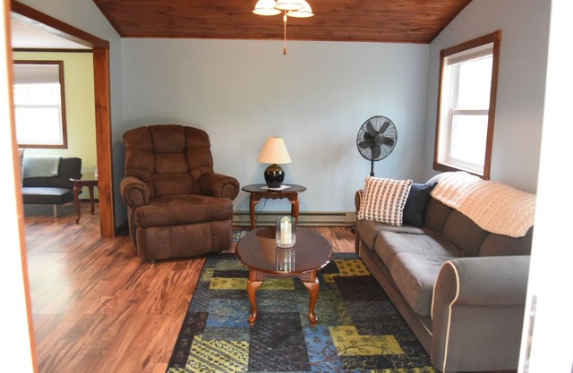 Hallett Hideaway II-private cabin close to Keuka Lake