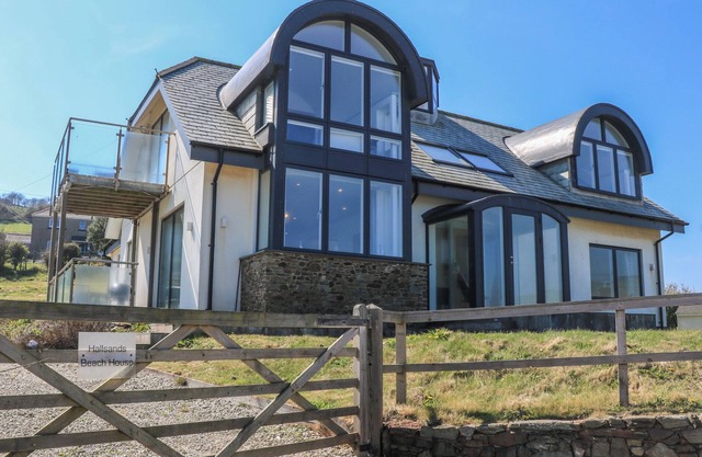 HALLSANDS BEACH HOUSE, pet friendly, with a garden in Stokenham