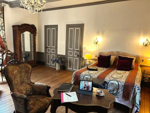 Halte pro ou romantique au Chateau isigny, salon particulier & confort au coin du feu