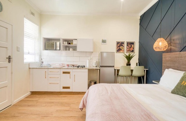 Hampton Collection - 2 Sleeper Studio Apartment with Pool