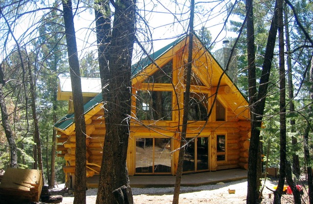Handcrafted Log Home with hot tub backing into National Forest