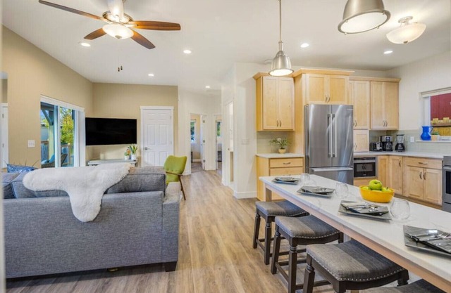 Handicap-Friendly 4 BR Downtown