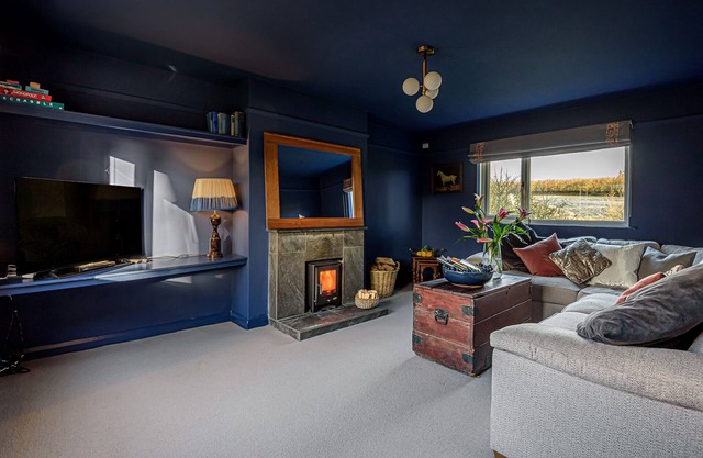 HANGLEY COTTAGE, pet friendly, with open fire in Simonsbath