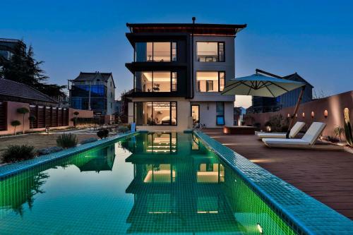 Hangzhou Tonglu Baobao Hotel ,Whole house intelligent,private pool villa,featured mahjong parlor, whole house surround sound KTV, free parking, shuttle service, Chinese breakfast