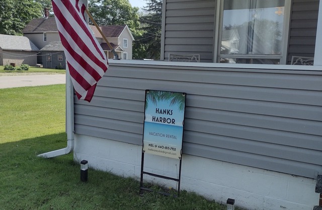 Hanks Harbor, 1/4 mile to Lake Erie, Marina, Beach, local restaurants.