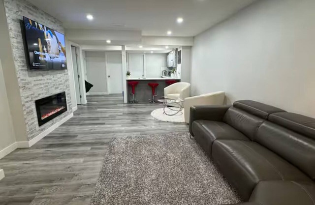 HansBnB near Airport(YYC)