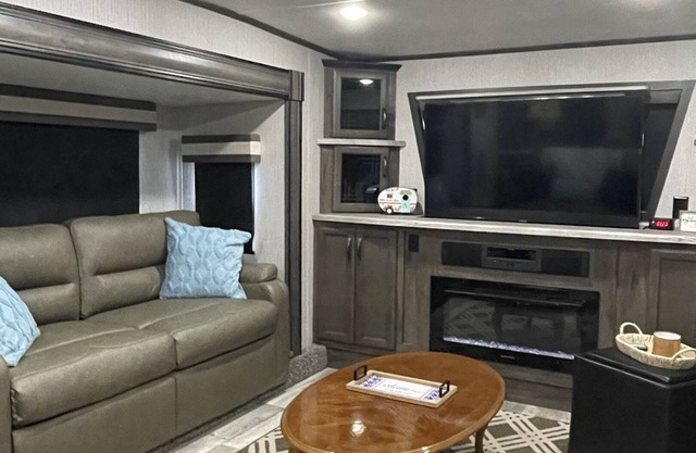 Happy Glamplng-Stocked RV sleeps 6 w/ golf cart