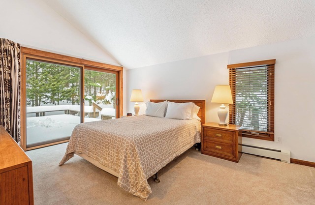Harbor Cove 78- Harbor Springs Condo with private beach & close to skiing