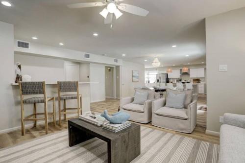 Harbor HideAway with Heated Pool 1 Mile to Beach and close to Cruise Terminal