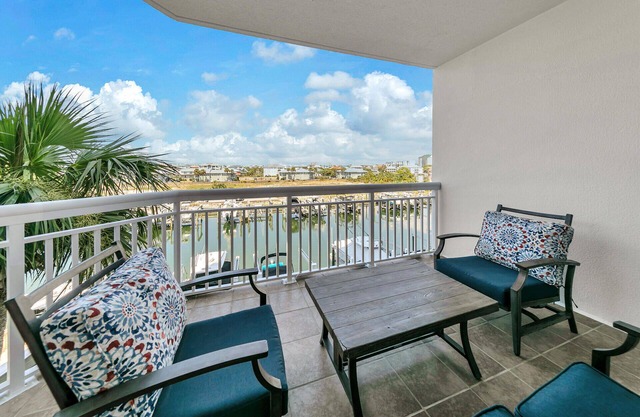 Harbor Landing 102B- The heart of Destin: shopping & restaurants! Beach access w/pools & hut tubs!