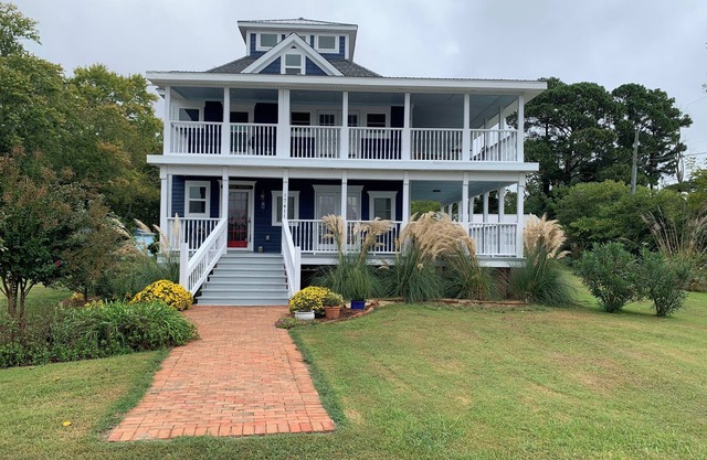 Harbor Master-Waterfront 3 bedroom home with endless pool pickleball fenced yard