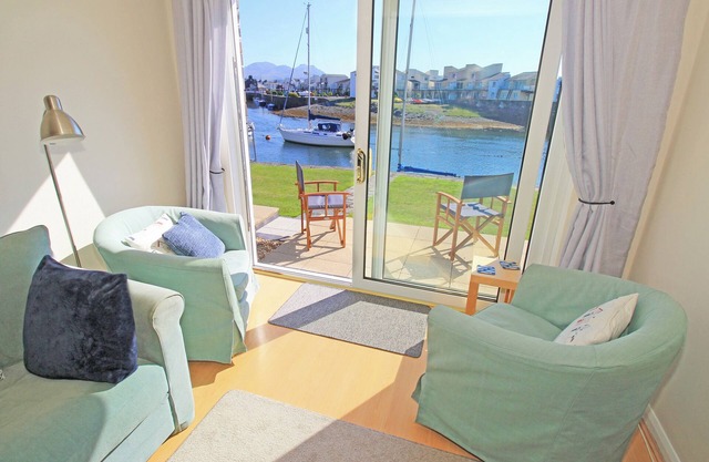 HARBOUR ESCAPE, romantic, character holiday cottage in Porthmadog