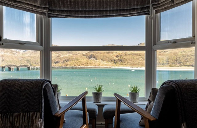 HARBOUR VIEW - FLAT 2, pet friendly in Barmouth