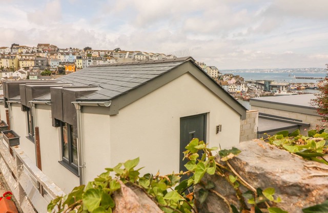 HARBOUR VIEW RETREAT, pet friendly, with a garden in Brixham