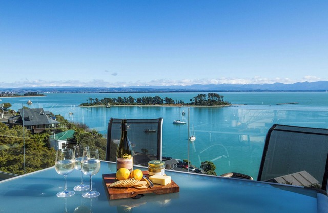 'Harbour Views - Two' - Nelson Waterfront Apartment