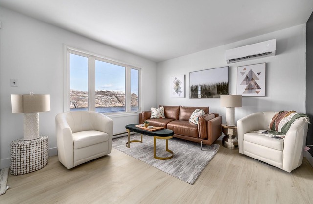 Harbourfront Downtown home with Hot Tub!