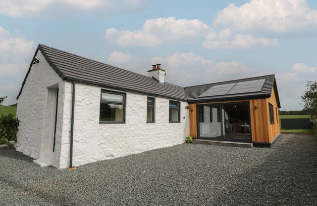 HARDHILLS COTTAGE, family friendly, with hot tub in Castle Douglas
