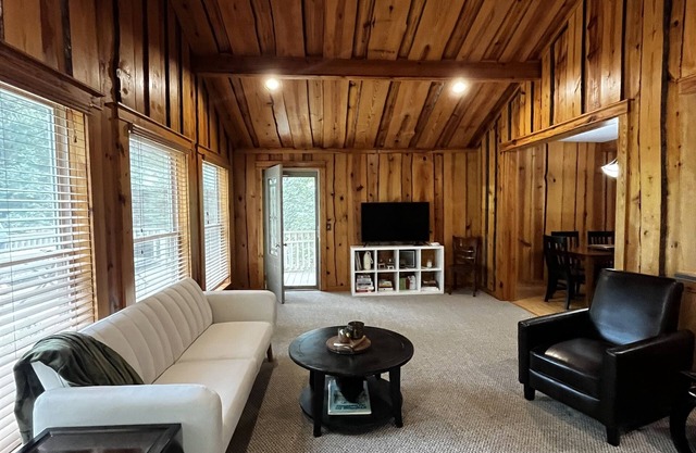Harpers Cove Hideaway- Quiet Greers Ferry Lakefront Cabin.